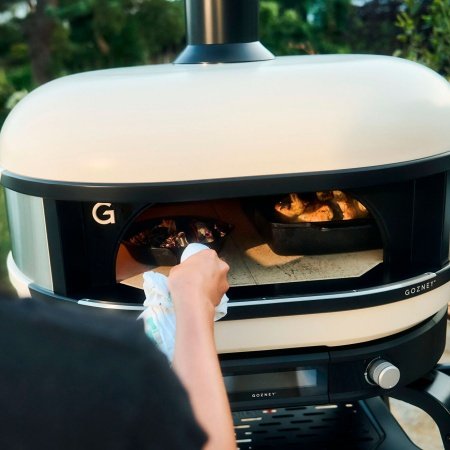 Gozney Dome pizzaovn Gozney Dome pizzaovn Gen 2.0, Dual Fuel, bone. Billedet viser produktet forfra og tændt.