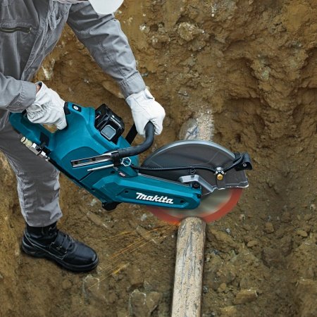 Makita kapsav 40V XGT Makita kapsav 40V XGTCE004GZ u/akku & lader. Billedet viser produktet fra en skrå vinkel.