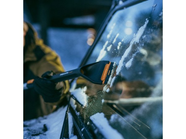 Fiskars X-series teleskopisk børste og isskraber. Billedet viser produktet med hvid baggrund.