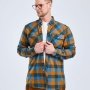 Ternet Pinewood Lumbo skjorte fudge/blue. Miljøbilledet viser produktet på model forfra.