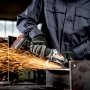 En person bruger en trådløs Metabo vinkelsliber til metalbearbejdning
