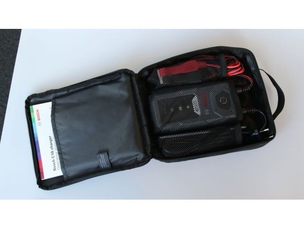 Bosch C30 6/12V biloplader Bosch C30 6/12V biloplader er effektiv til bl.a. bly-, EFB-, AGM-batterier. Den har automatisk opladningskontrol, overophednings- og gnistbeskyttelse. Billedet viser hele produktet.