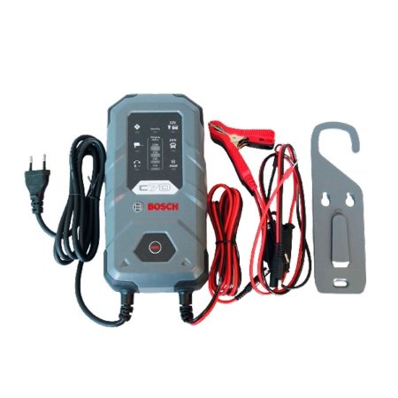 Bosch C70 12/24V er en kraftfuld biloplader til 12V og 24V batterier. Den understøtter forskellige batterityper med automatisk opladningskontrol. Billedet viser hele produktet.