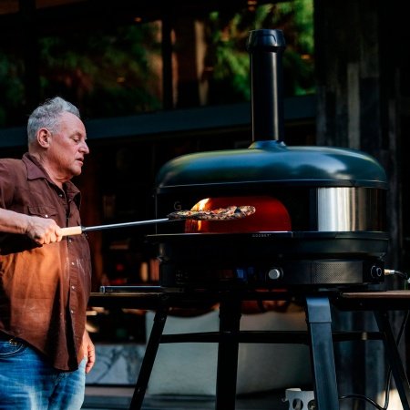 Gozney Dome XL pizzaovn Gozney Dome XL pizzaovn Gen 2.0, sort. Billedet viser produktet forfra og tændt.