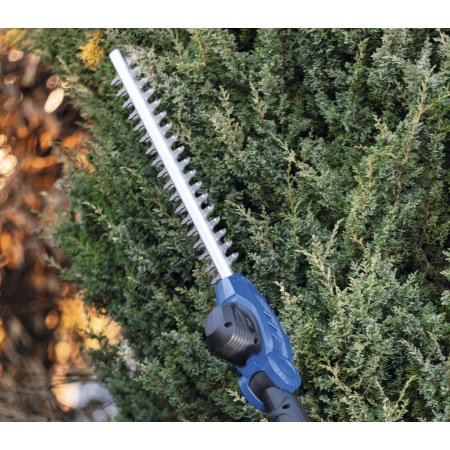 Scheppach C-PHS410-X er en kraftfuld teleskophækkeklipper. Billedet viser produkt og tilbehør med hvid baggrund