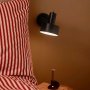Nordlux Matis væglampe sort. Miljøbilledet viser produktet i soveværelse.