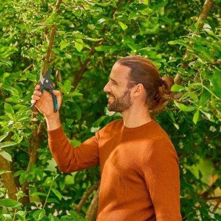 Gardena premiumCut Pro beskærersaks til frisk træ. Billedet viser produktet lukket.