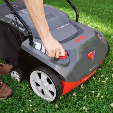 AL-KO 38.4 E vertikalskærer Combi Care. Perfekt til arbejdsarealer op til 800 m². Billedet viser produktet forfra.