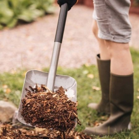 Fiskars Ergonomic skovl Fiskars Ergonomic skovl sikrer komfort og holdbarhed. Skovlen har et stål-skaft og bredt blad, ideel til at flytte grus, sand og jord. Billedet viser produktet i en skrå vinkel.