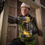 Dewalt 18V XR kulløs kompakt slagboremaskine, 2 x 5Ah. Miljøbilledet viser produkt i brug.