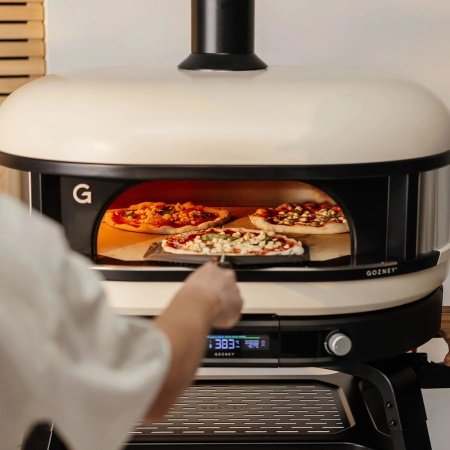 Gozney Dome XL pizzaovn Gozney Dome XL pizzaovn Gen 2.0, bone. Billedet viser produktet forfra og tændt.