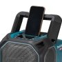 Makita bluetooth højttaler 40V med høj lydstyrke og kraftig bas. Billedet viser produktets holder til telefon.