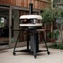 Gozney Dome Gen 2 Stand. Passer til Gozney Dome Gen 2 og Dome Gen 2 XL. Miljøbilledet viser produktet fra siden.