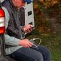 Nebo powerbank 10000 mAh wireless med trådløs opladning. Miljøbilledet viser produktet i brug med telefon.