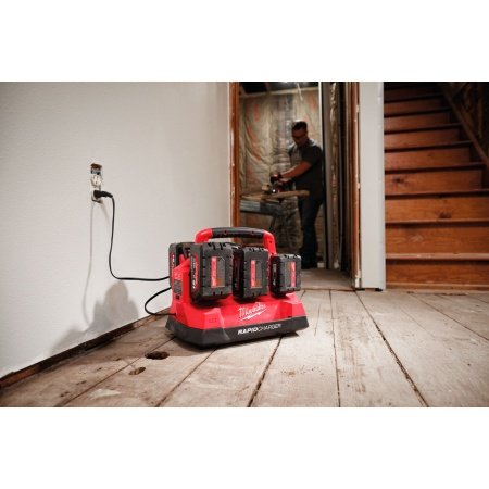 Milwaukee M18™ PACKOUT™ Turboladestation. Billedet viser produktet fra en skrå vinkel.