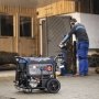 Scheppach generator SG7100X 5400W. Miljøbilledet viser produktet i brug.