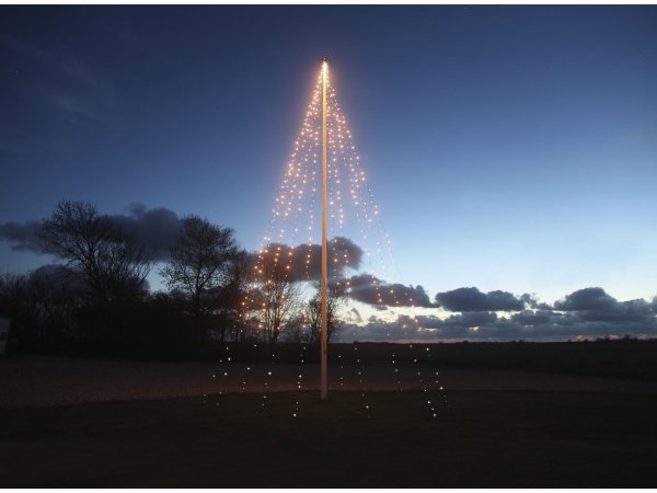 Nordic lyskæde til flagstang 9m/Ø2 m. Miljøbilledet viser produktet på flagstang.