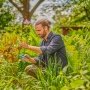 Gardena beskærersaks Easycut. Miljøbilledet viser produktet i brug.