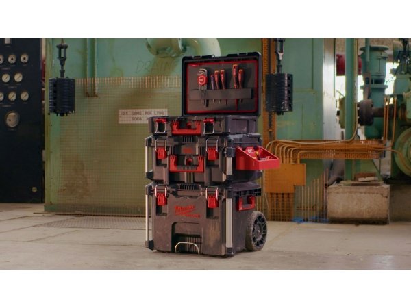 Milwaukee PACKOUT værktøjsbeholder. Opbevaring til værktøj og tilbehør. Billedet viser produkt forfra.