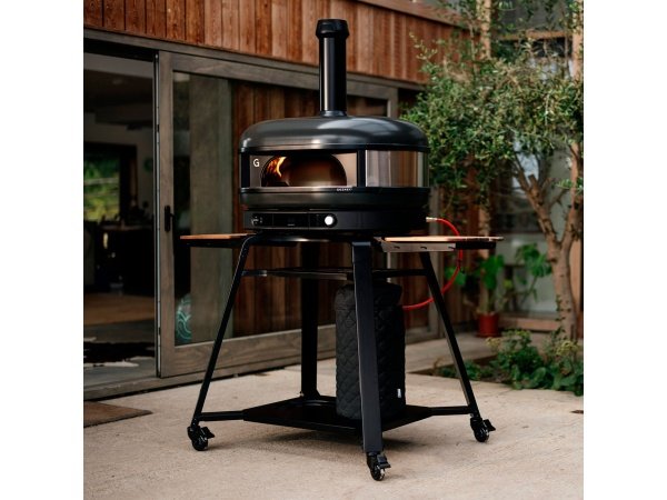 Gozney Dome XL pizzaovn Gen 2.0, sort. Billedet viser produktet forfra og tændt.