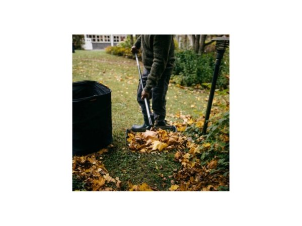 Fiskars bladskovl Fiskars bladskovl fra Ergonomic- serien. Billedet viser produktet med hvid baggrund.