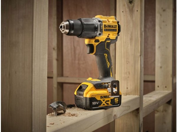 Dewalt 18V XR kulløs kompakt slagboremaskine, 2 x 5Ah. Billedet viser produkt og tilbehør.