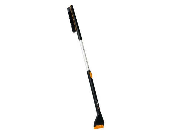 Fiskars X-serie isskraber og børste 10 x 9 x 85 cm, teleskop. Billedet viser produktet fra en skrå vinkel.