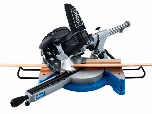 Scheppach kap-/geringssav HM254 Scheppach kap-/geringssav HM254 med kraftig 2000 W motor til alsidige snit. Billedet viser produktet med hvid baggrund.