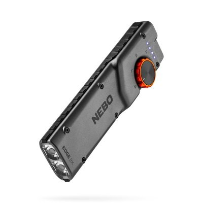 Nebo Edge 2K lommelygte 2000 lumen genopladelig. Billedet viser produktet fra en skrå vinkel.