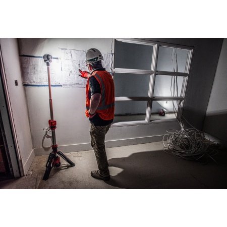 Milwaukee arbejdslampe m/stativ Milwaukee arbejdslampe m/stativ M12 SAL-0. Billedet viser produktet forfra.