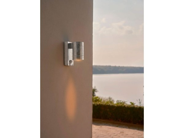 Nordlux  Tin Maxi Sensor Væglampe Galvaniseret stål. Billedet viser produktet fra en skrå vinkel med hvid baggrund. 