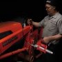 Milwaukee M12 GG-0 fedtpistol. Kraftfuld 12 V motor. Miljøbilledet viser produktet i brug.
