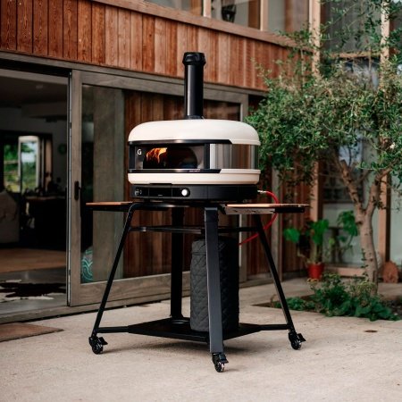 Gozney Dome pizzaovn Gozney Dome pizzaovn Gen 2.0, Dual Fuel, bone. Billedet viser produktet forfra og tændt.