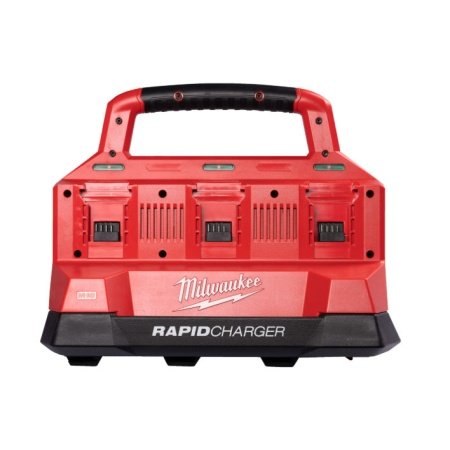 Milwaukee M18™ PACKOUT™ Turboladestation. Billedet viser produktet fra en skrå vinkel.