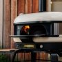 Gozney Dome Gen 2.0 fronthylde. Miljøbilledet viser produktets stilrene design.