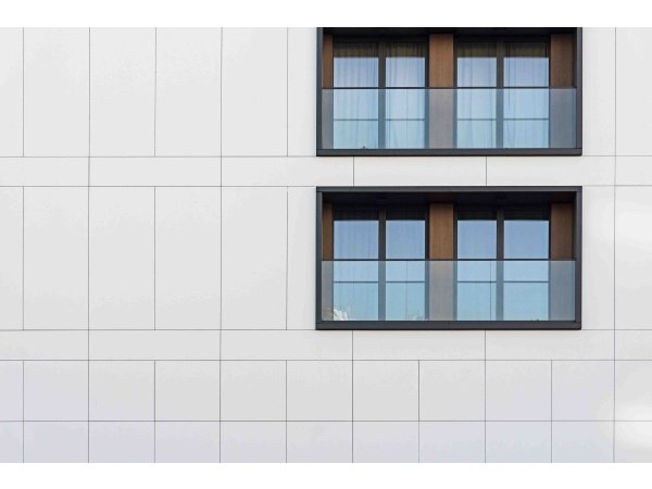 Rockpanel Colours 8 mm hvide facadeplader 10-4.dk Rockpanel Colours facadeplader 8 mm i brandklasse A2 hos 10-4.dk Brandbestandig og let at montere. Design din facade med frihed.