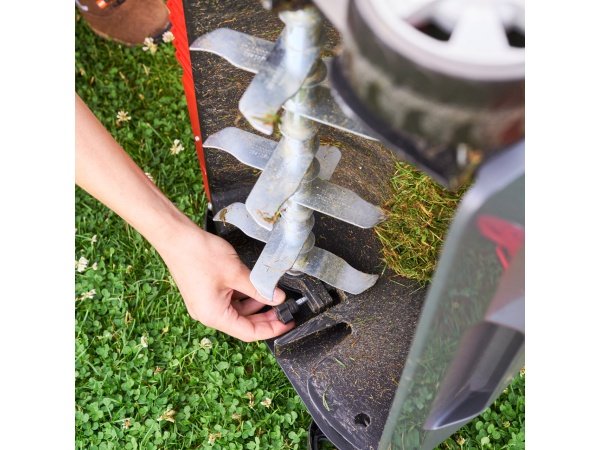 AL-KO 38.4 E vertikalskærer AL-KO 38.4 E vertikalskærer Combi Care. Perfekt til arbejdsarealer op til 800 m². Billedet viser produktet forfra.