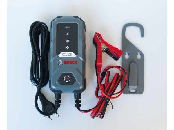BOSCH Lader C10 - 12V Kompakt og effektiv Bosch C10 12V biloplader med automatisk opladningskontrol, overophedningsbeskyttelse og IP65 vand- og støvafvisning. Billedet viser hele produktet.