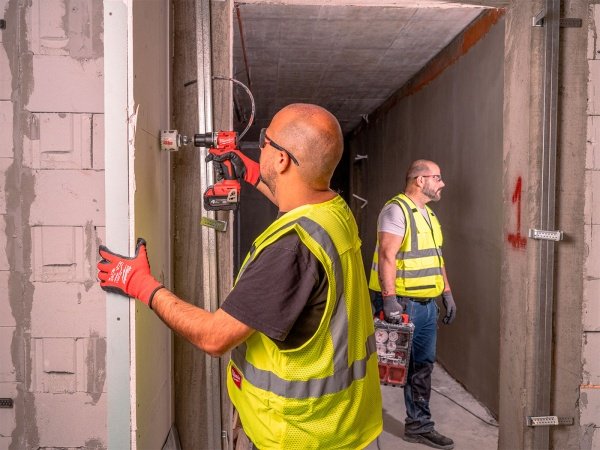 Milwaukee M18 BLPDRC-422C slagboremaskine Milwaukee M18 BLPDRC-422C slagboremaskine, en kompakt og kraftfuld kulfri løsning med 145 mm længde til nem adgang i snævre områder. Billedet viser produktet forfra som png med hvid baggrund-