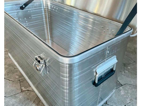 Materielhuset alu-kasse 76ltr. 592 x 388 x 412 mm. Billedet viser produktet lukket.