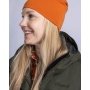 Pinewood Merino uldhue i orange. Miljøbilledet viser produktet på model.