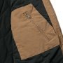 Carhartt Rugged Flex™ Montana vest i lysebrun. Billedet viser vestens lomme med lynlås.