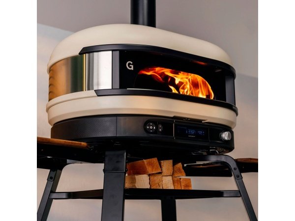 Gozney Dome pizzaovn Gen 2.0, Dual Fuel, bone. Billedet viser produktet forfra og tændt.