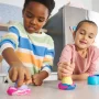 Kinetic Sand isvaffelsæt. Produkt vises i miljø med model