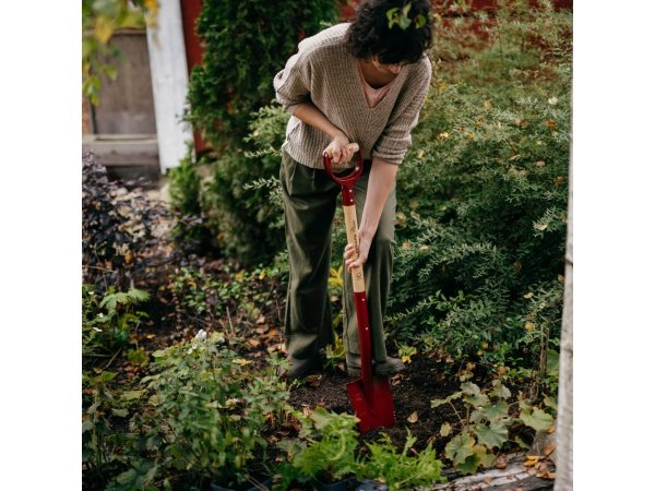 Fiskars Classic staudespade Fiskars Classic staudespade 16x7,5x105 cm. Billedet viser produktet fra siden.