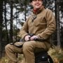 Pinewood Forest Pile Fleece til mænd. Miljøbilledet viser produktet i natur terræn.
