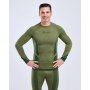 Pinewood Seamless Function Base Layer termoundertøjssæt. Miljøbilledet viser trøjen forfra.