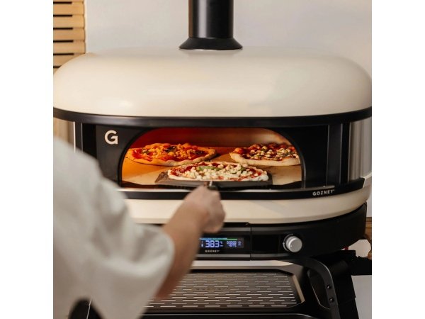 Gozney Dome XL pizzaovn Gen 2.0, bone. Billedet viser produktet forfra og tændt.