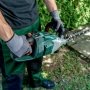 En person bruge det justerbare håndtag på en Metabo akku hækkeklipper HS 18 LTX BL 55 SOLO.