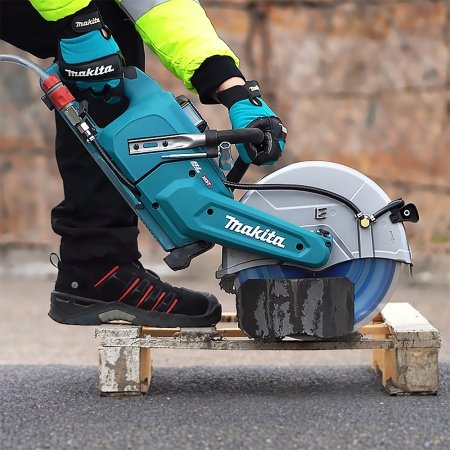 Makita kapsav 40V XGT Makita kapsav 40V XGTCE004GZ u/akku & lader. Billedet viser produktet fra en skrå vinkel.